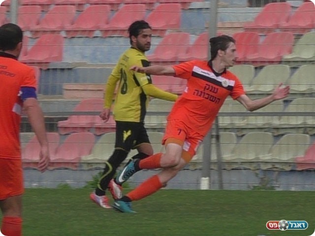 הכוכב החדש של הכפר. גרינברג (בכתום) ואפי אלון (שקד מורג)